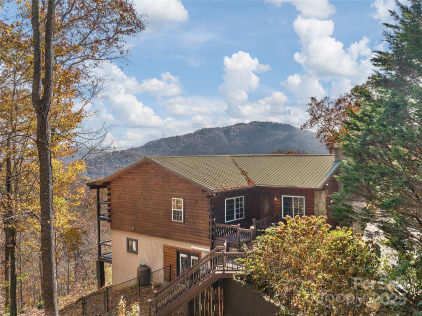 110 Garden Knoll Road, Franklin, NC 28734.  MLS# CAR4269098, YatesRealty ID 19078. 