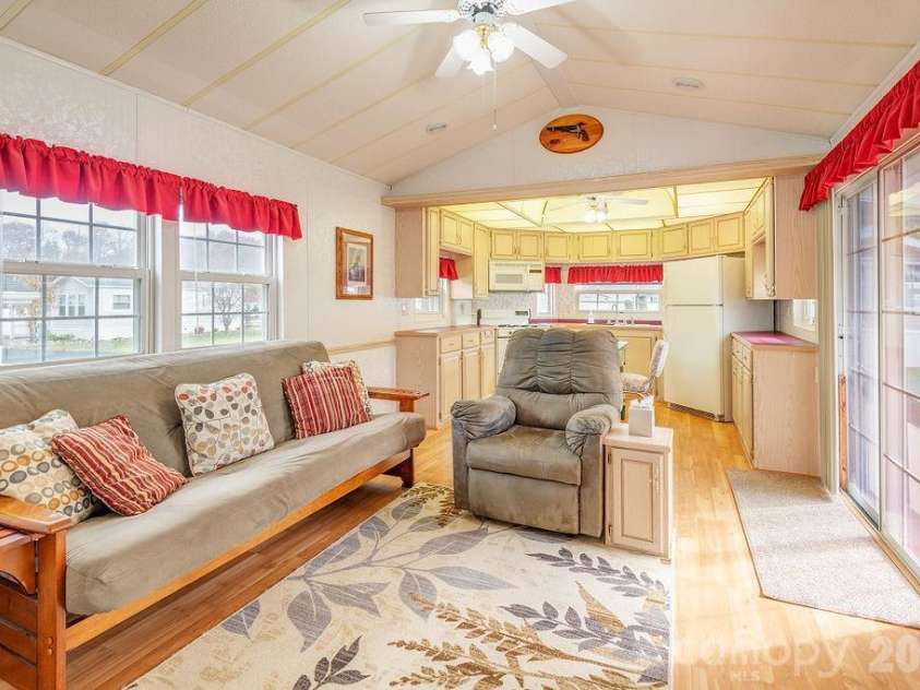 52 Strollers Lane, Waynesville, NC 28785.  MLS# CAR4362162, YatesRealty ID 19080. 