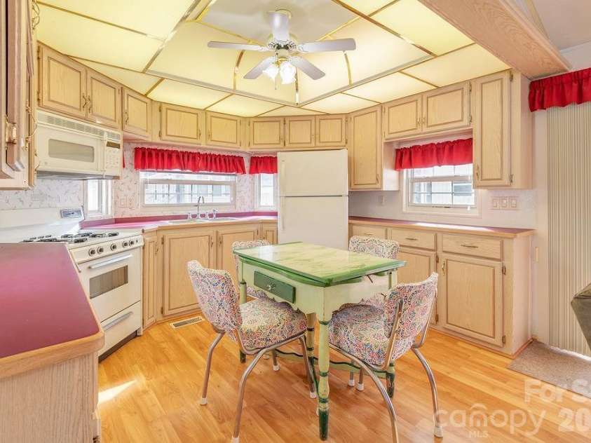 52 Strollers Lane, Waynesville, NC 28785.  MLS# CAR4362162, YatesRealty ID 19080. 