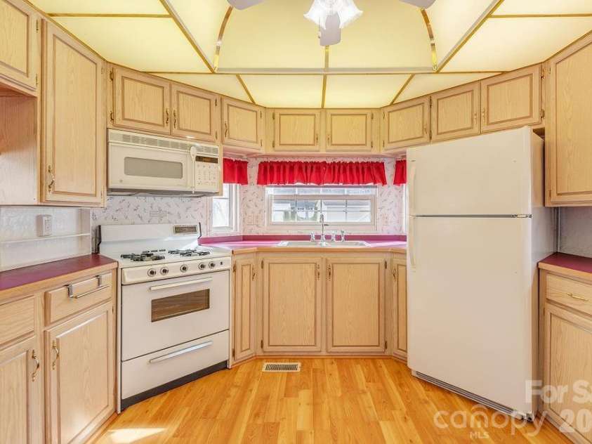 52 Strollers Lane, Waynesville, NC 28785.  MLS# CAR4362162, YatesRealty ID 19080. 