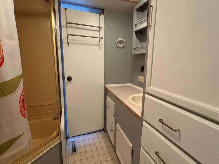 333 Mount View Lane, New London, NC 28127.  MLS# CAR4269938, YatesRealty ID 19081. Camper side full bath