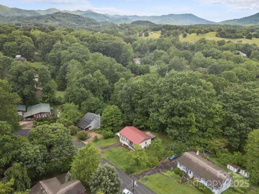 327 Glenwood Drive, Clyde, NC 28721.  MLS# CAR4269570, YatesRealty ID 19089. 