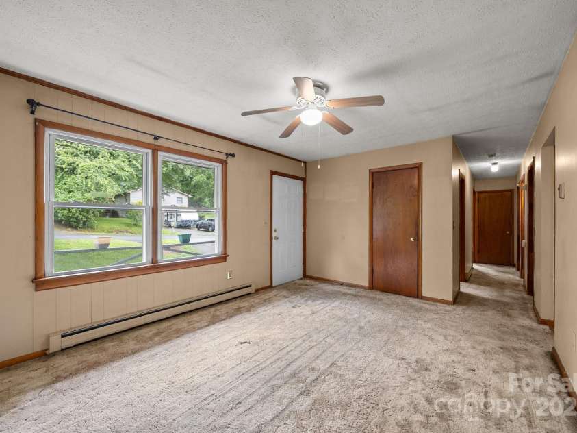 327 Glenwood Drive, Clyde, NC 28721.  MLS# CAR4269570, YatesRealty ID 19089. Family Room