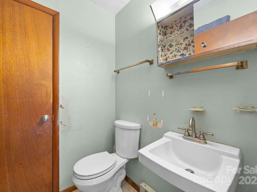 327 Glenwood Drive, Clyde, NC 28721.  MLS# CAR4269570, YatesRealty ID 19089. Primary Half Bath