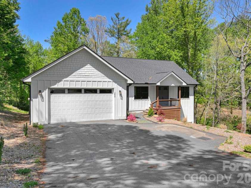 404 High Ridge Drive, Mills River, NC 28759.  MLS# CAR4371927, YatesRealty ID 19089. Ample Parking
