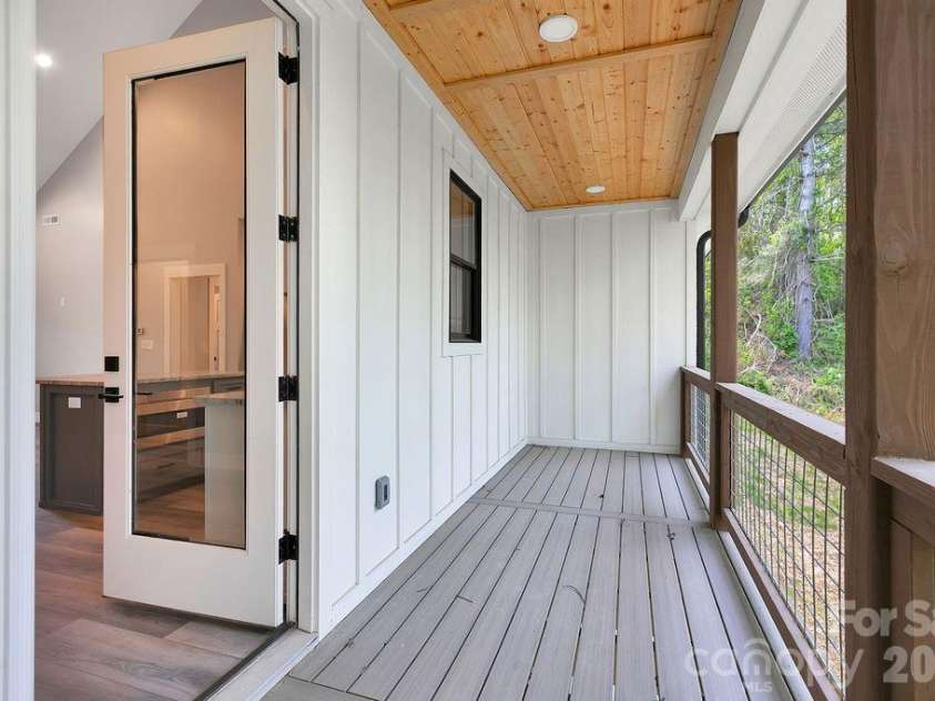 404 High Ridge Drive, Mills River, NC 28759.  MLS# CAR4371927, YatesRealty ID 19089. Ample Seating