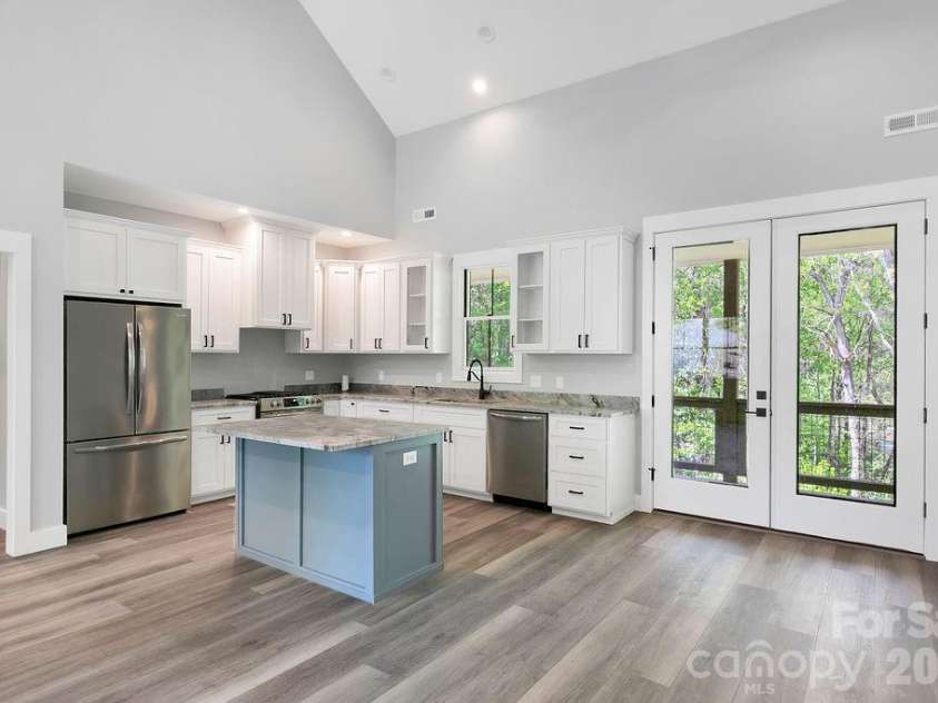 404 High Ridge Drive, Mills River, NC 28759.  MLS# CAR4371927, YatesRealty ID 19089. Custom Cabinetry
