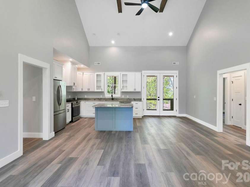 404 High Ridge Drive, Mills River, NC 28759.  MLS# CAR4371927, YatesRealty ID 19089. Great Room