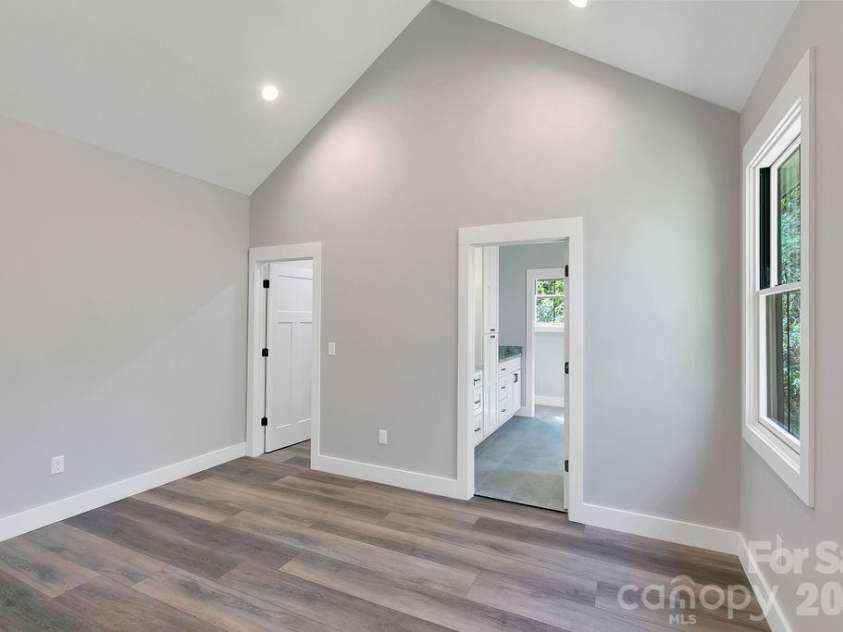 404 High Ridge Drive, Mills River, NC 28759.  MLS# CAR4371927, YatesRealty ID 19089. Vaulted Ceiling in Primary