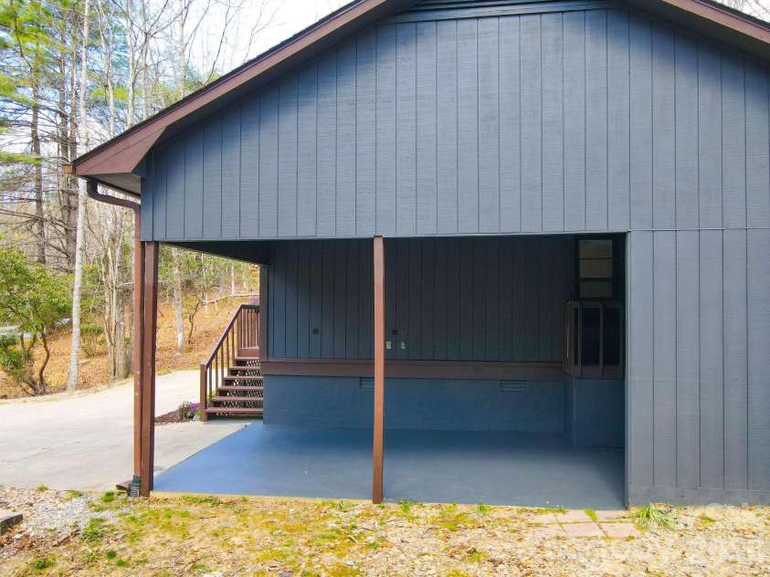 417 Soquili Drive, Brevard, NC 28712.  MLS# CAR4366623, YatesRealty ID 19092. 