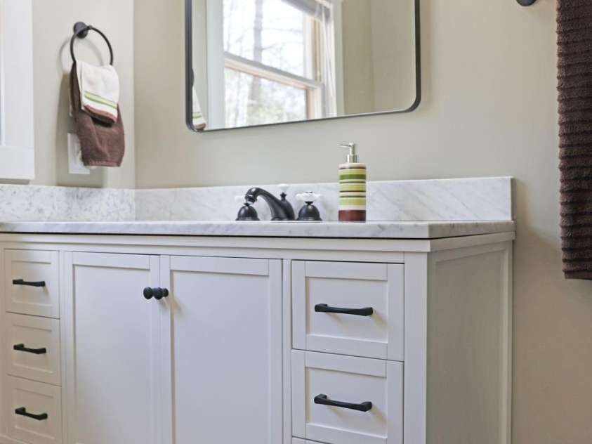417 Soquili Drive, Brevard, NC 28712.  MLS# CAR4366623, YatesRealty ID 19092. Primary Bathroom