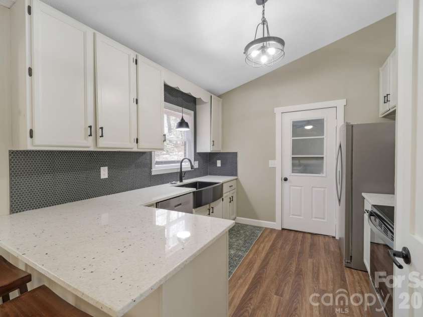 417 Soquili Drive, Brevard, NC 28712.  MLS# CAR4366623, YatesRealty ID 19092. Upgraded Kitchen