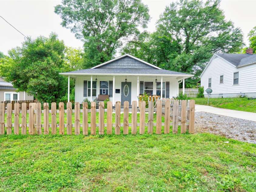 812 Kings Road, Shelby, NC 28150.  MLS# CAR4268034, YatesRealty ID 19092. Front