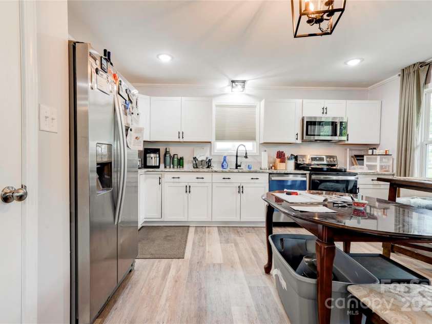812 Kings Road, Shelby, NC 28150.  MLS# CAR4268034, YatesRealty ID 19092. Kitchen/Dining
