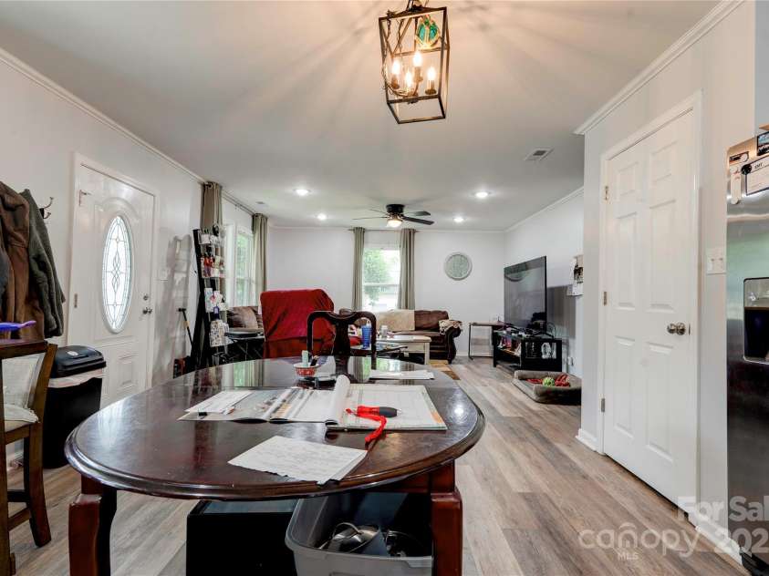 812 Kings Road, Shelby, NC 28150.  MLS# CAR4268034, YatesRealty ID 19092. Kitchen/Dining