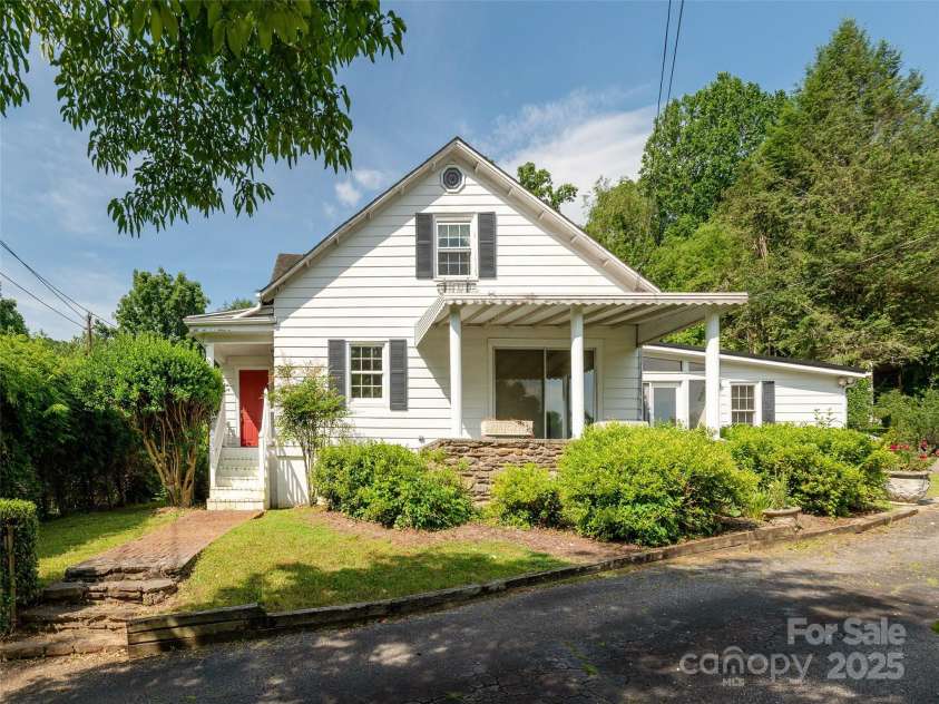 34 Lockhart Road, Tryon, NC 28782.  MLS# CAR4270082, YatesRealty ID 19094. 