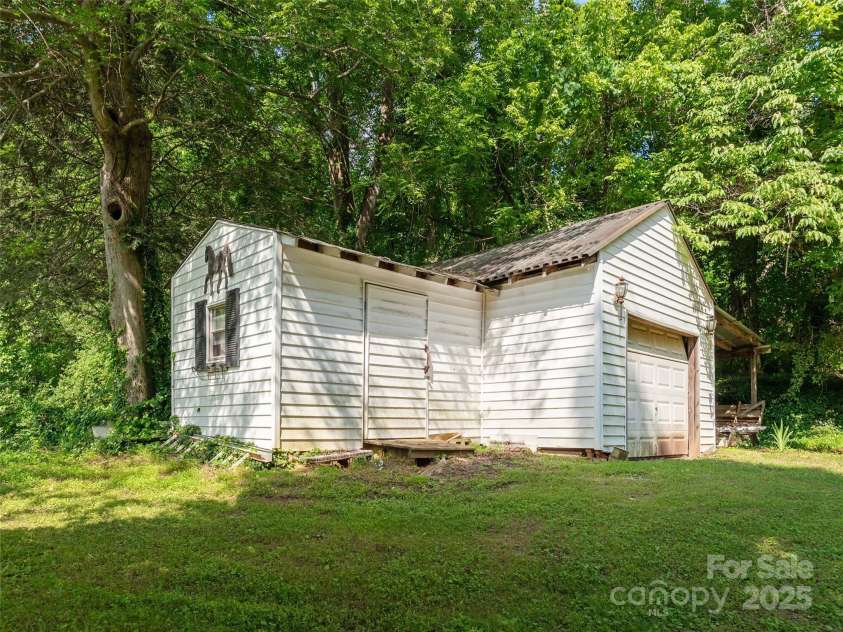 34 Lockhart Road, Tryon, NC 28782.  MLS# CAR4270082, YatesRealty ID 19094. Detached garage.