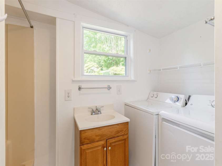 34 Lockhart Road, Tryon, NC 28782.  MLS# CAR4270082, YatesRealty ID 19094. Laundry on main level.