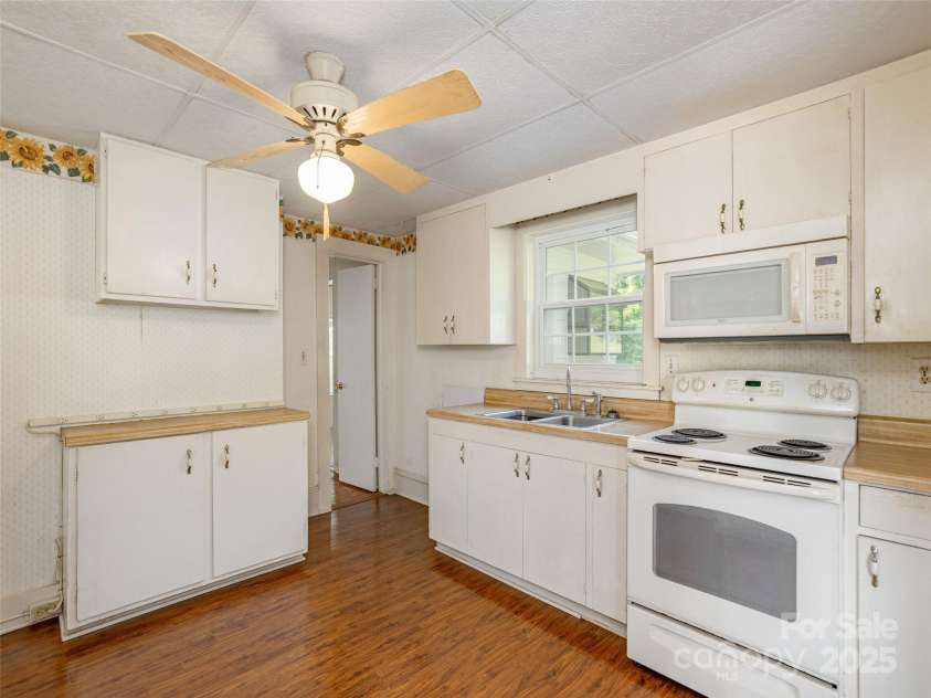 34 Lockhart Road, Tryon, NC 28782.  MLS# CAR4270082, YatesRealty ID 19094. Main level Kitchen.
