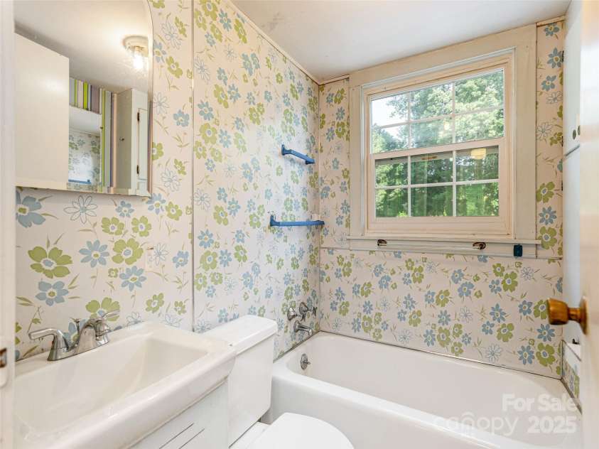 34 Lockhart Road, Tryon, NC 28782.  MLS# CAR4270082, YatesRealty ID 19094. Upstairs Bathroom.