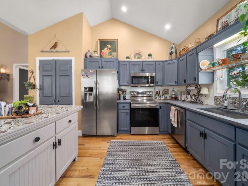 40 Whipoorwill Way, Waynesville, NC 28786.  MLS# CAR4370963, YatesRealty ID 19096. 