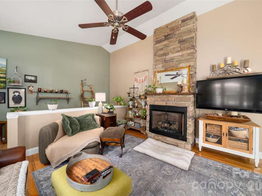 40 Whipoorwill Way, Waynesville, NC 28786.  MLS# CAR4370963, YatesRealty ID 19096. 