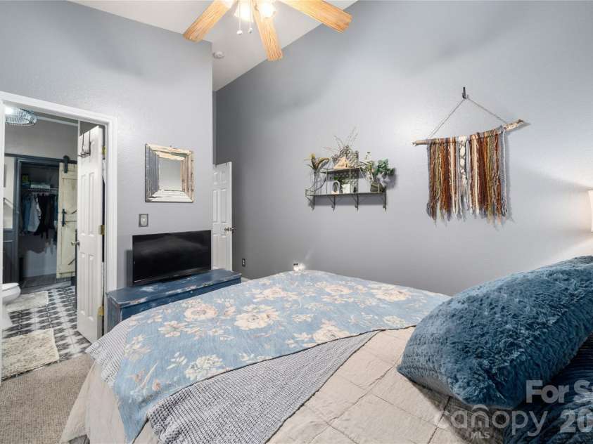40 Whipoorwill Way, Waynesville, NC 28786.  MLS# CAR4370963, YatesRealty ID 19096. 