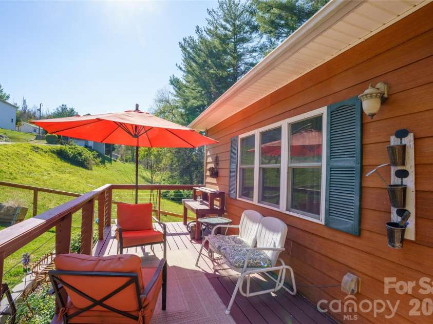 40 Whipoorwill Way, Waynesville, NC 28786.  MLS# CAR4370963, YatesRealty ID 19096. 