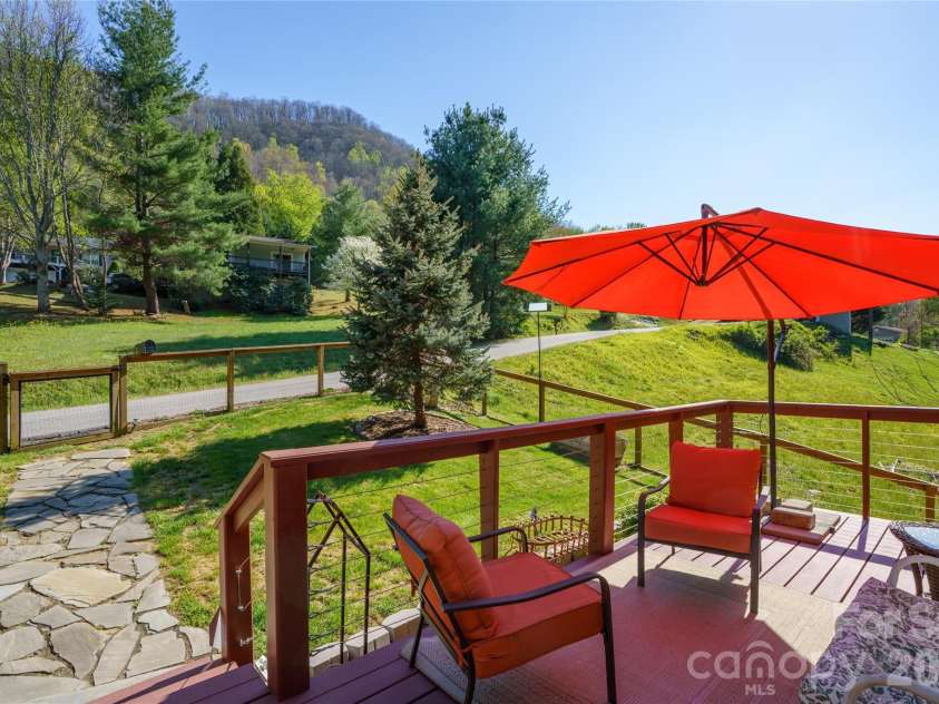 40 Whipoorwill Way, Waynesville, NC 28786.  MLS# CAR4370963, YatesRealty ID 19096. 