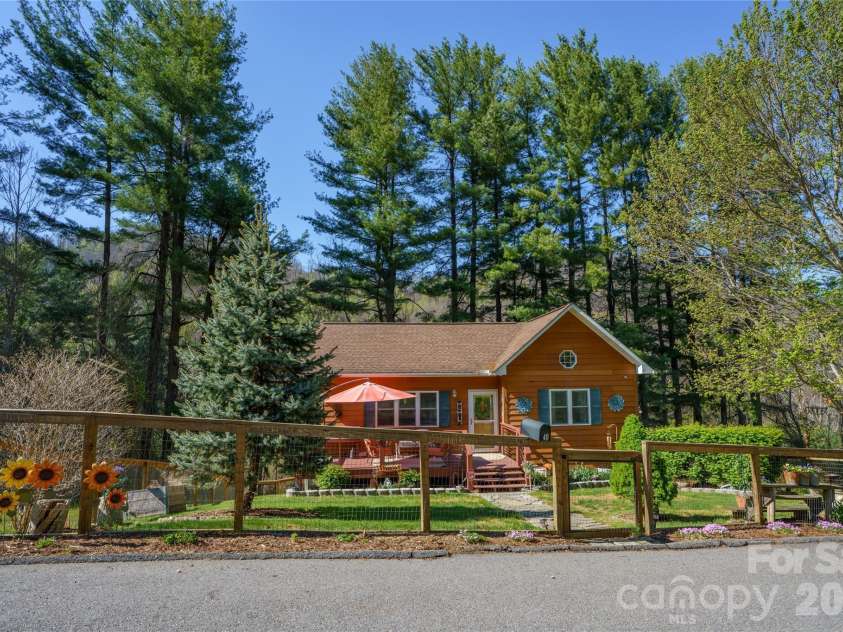 40 Whipoorwill Way, Waynesville, NC 28786.  MLS# CAR4370963, YatesRealty ID 19096. 