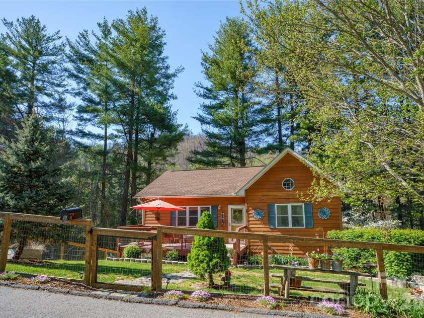 40 Whipoorwill Way, Waynesville, NC 28786.  MLS# CAR4370963, YatesRealty ID 19096. 
