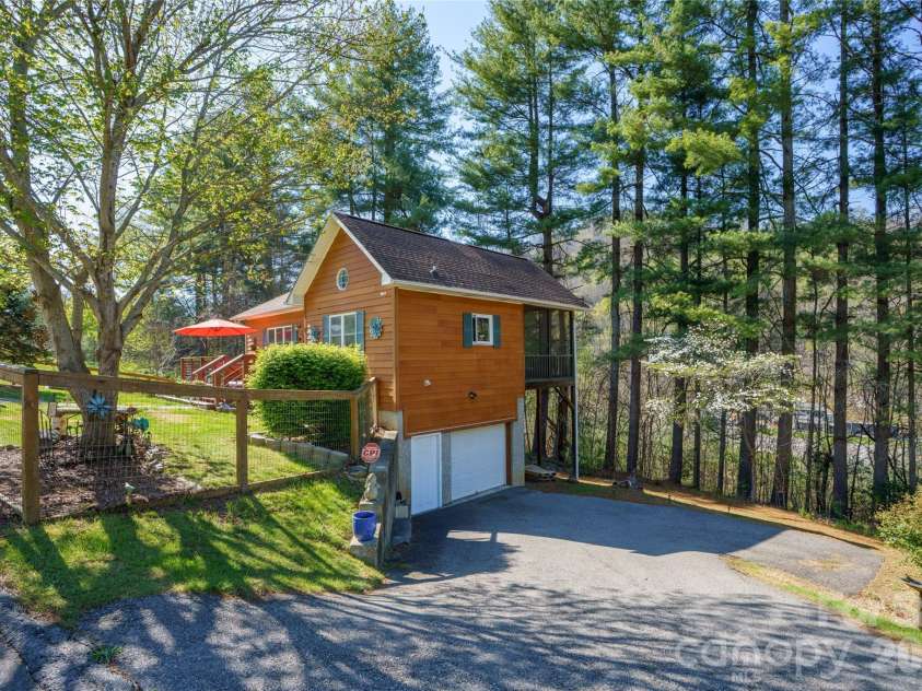40 Whipoorwill Way, Waynesville, NC 28786.  MLS# CAR4370963, YatesRealty ID 19096. 