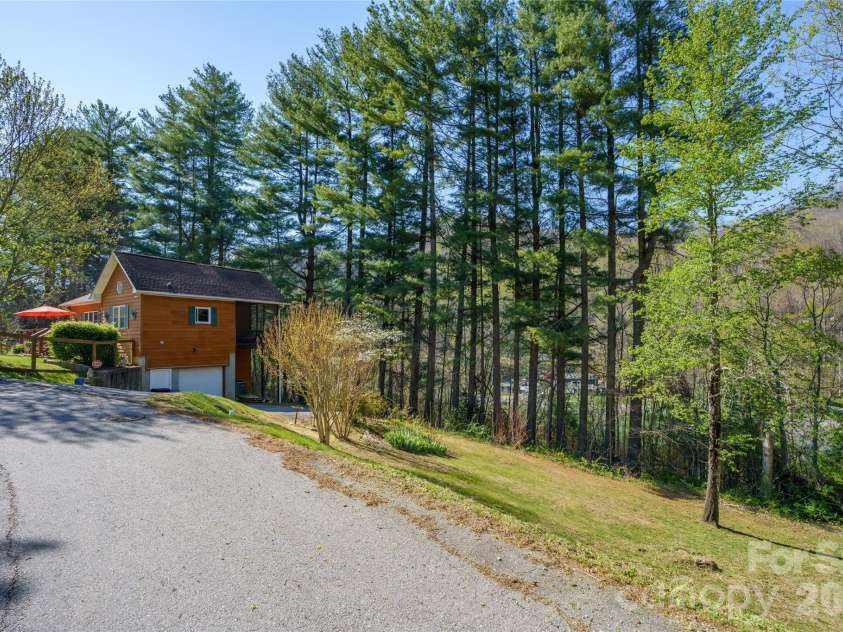 40 Whipoorwill Way, Waynesville, NC 28786.  MLS# CAR4370963, YatesRealty ID 19096. 
