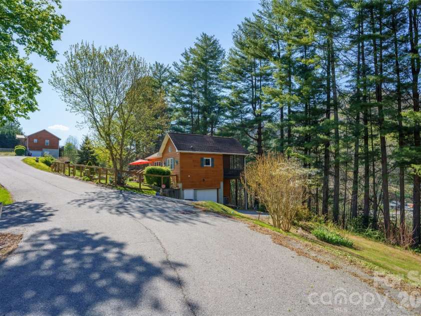 40 Whipoorwill Way, Waynesville, NC 28786.  MLS# CAR4370963, YatesRealty ID 19096. 
