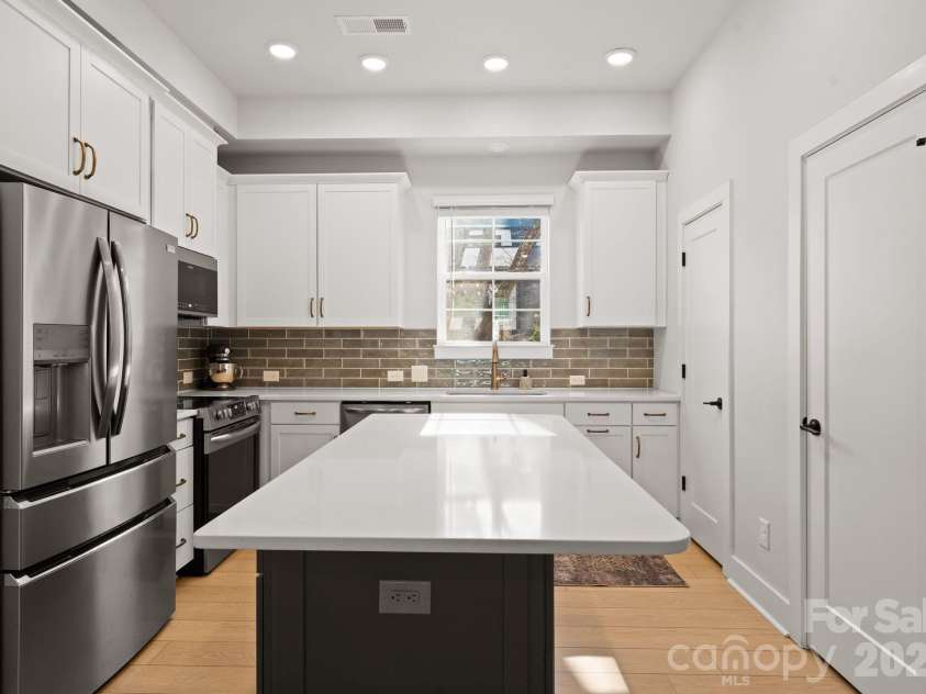 1216 Craig View Way, Charlotte, NC 28211.  MLS# CAR4343003, YatesRealty ID 19097. 