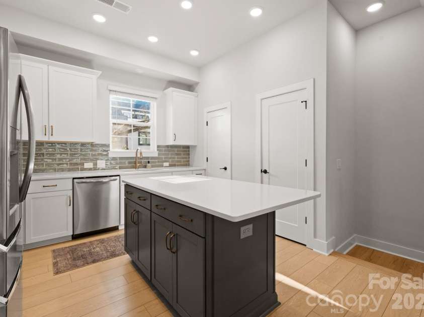 1216 Craig View Way, Charlotte, NC 28211.  MLS# CAR4343003, YatesRealty ID 19097. 