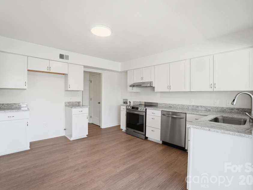 7027 Quail Hill Road, Charlotte, NC 28210.  MLS# CAR4336900, YatesRealty ID 19098. 