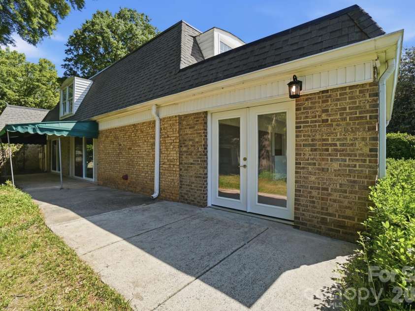 7027 Quail Hill Road, Charlotte, NC 28210.  MLS# CAR4336900, YatesRealty ID 19098. 