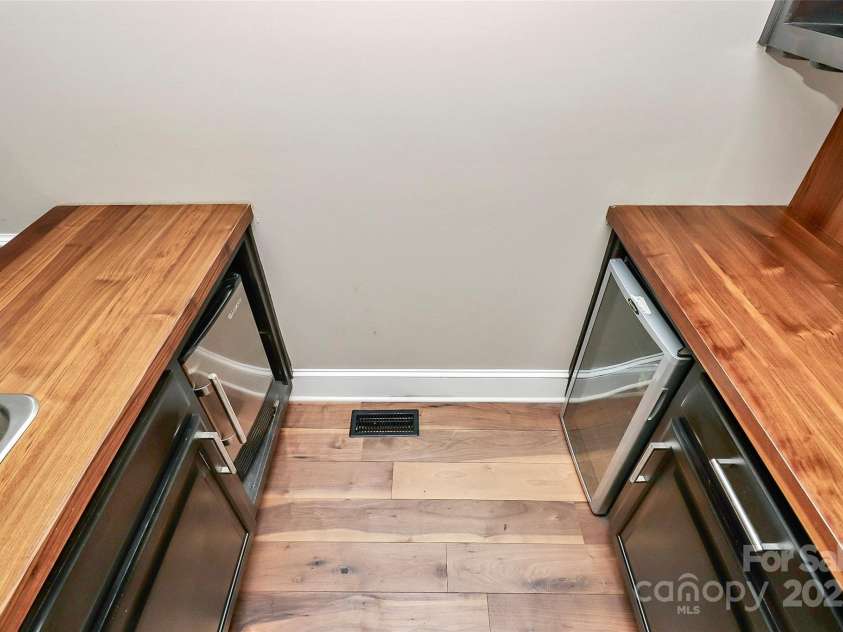 3730 Monique Lane, Charlotte, NC 28210.  MLS# CAR4270298, YatesRealty ID 19099. 