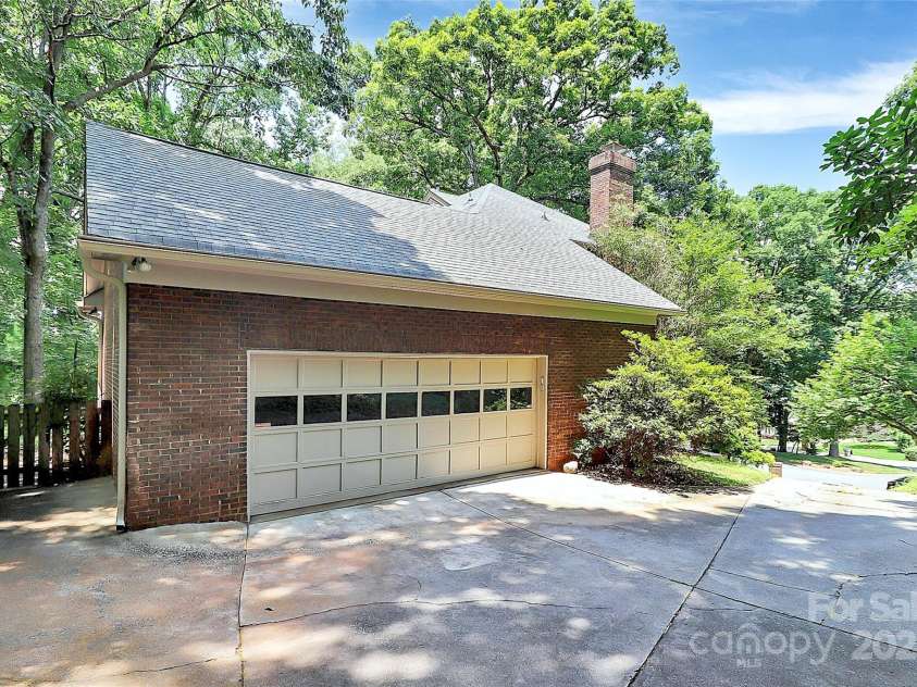 3730 Monique Lane, Charlotte, NC 28210.  MLS# CAR4270298, YatesRealty ID 19099. 