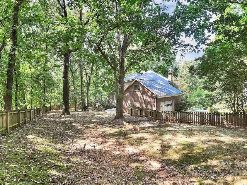 3730 Monique Lane, Charlotte, NC 28210.  MLS# CAR4270298, YatesRealty ID 19099. 