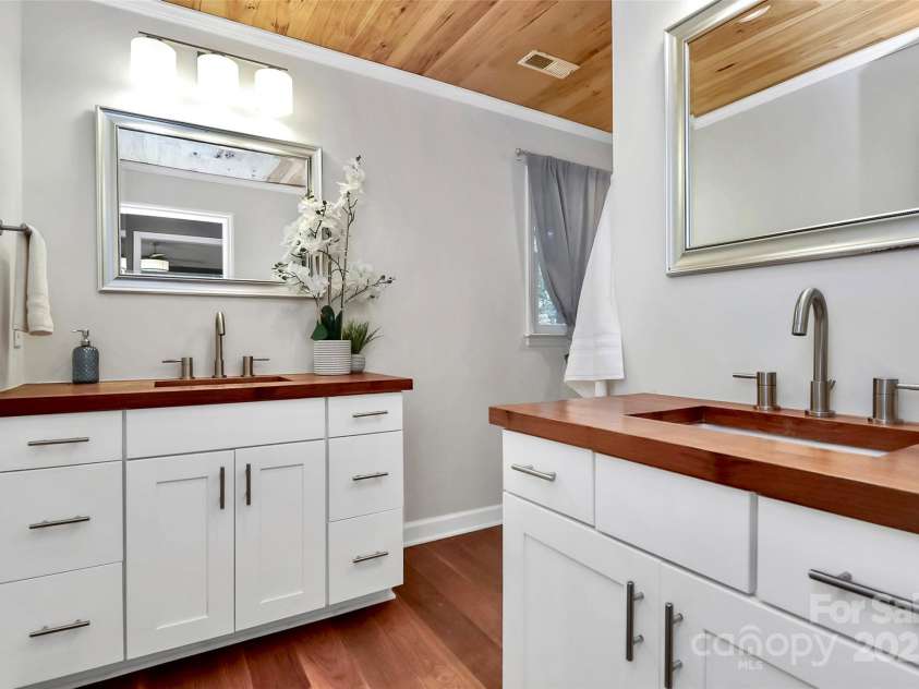 3730 Monique Lane, Charlotte, NC 28210.  MLS# CAR4270298, YatesRealty ID 19099. 