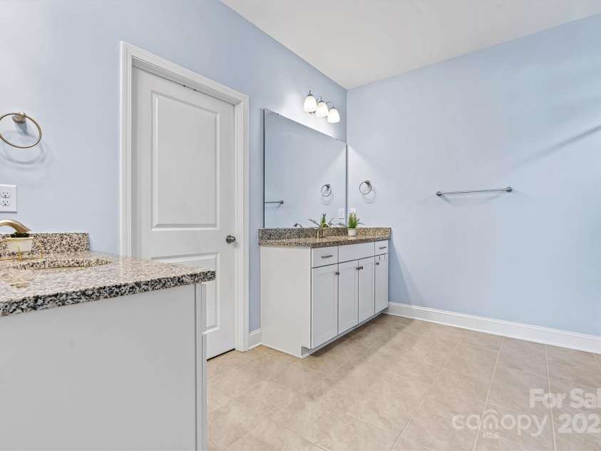 3678 Norman View Drive, Sherrills Ford, NC 28673.  MLS# CAR4313507, YatesRealty ID 1910. Primary bath