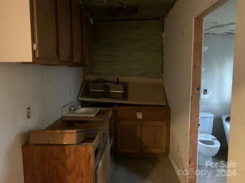 495 Carver Street, Kannapolis, NC 28083.  MLS# CAR4200109, YatesRealty ID 1910. 