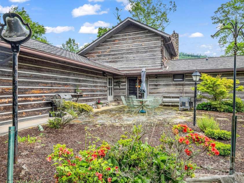 133 Pennwood Lane, Flat Rock, NC 28731.  MLS# CAR4268654, YatesRealty ID 19101. Invite friends and family for a BBQ!