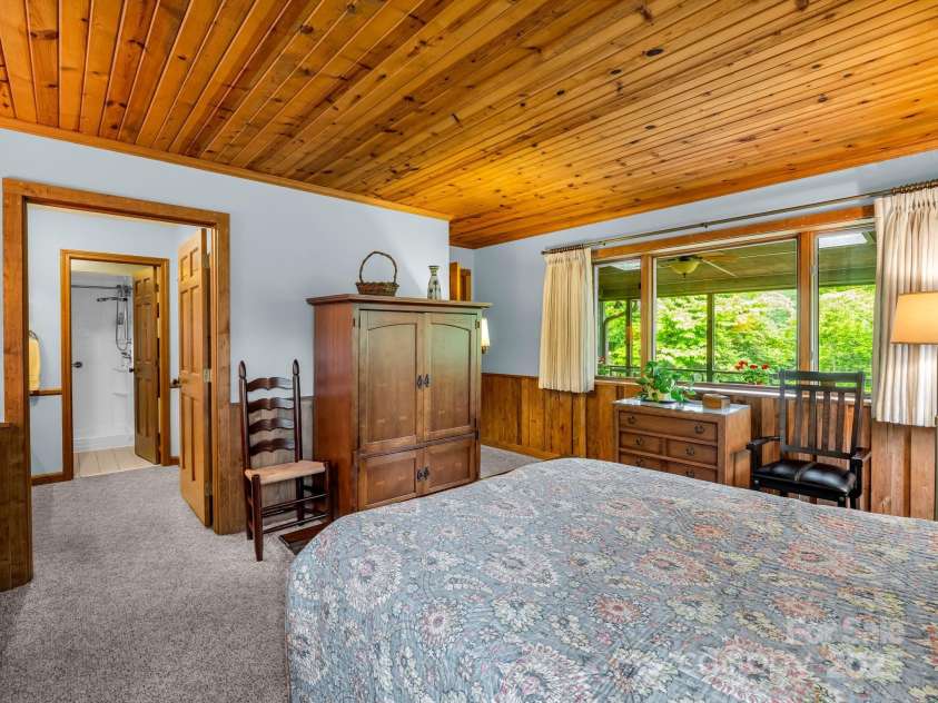 133 Pennwood Lane, Flat Rock, NC 28731.  MLS# CAR4268654, YatesRealty ID 19101. Primary with Bath and Walk-in Closet