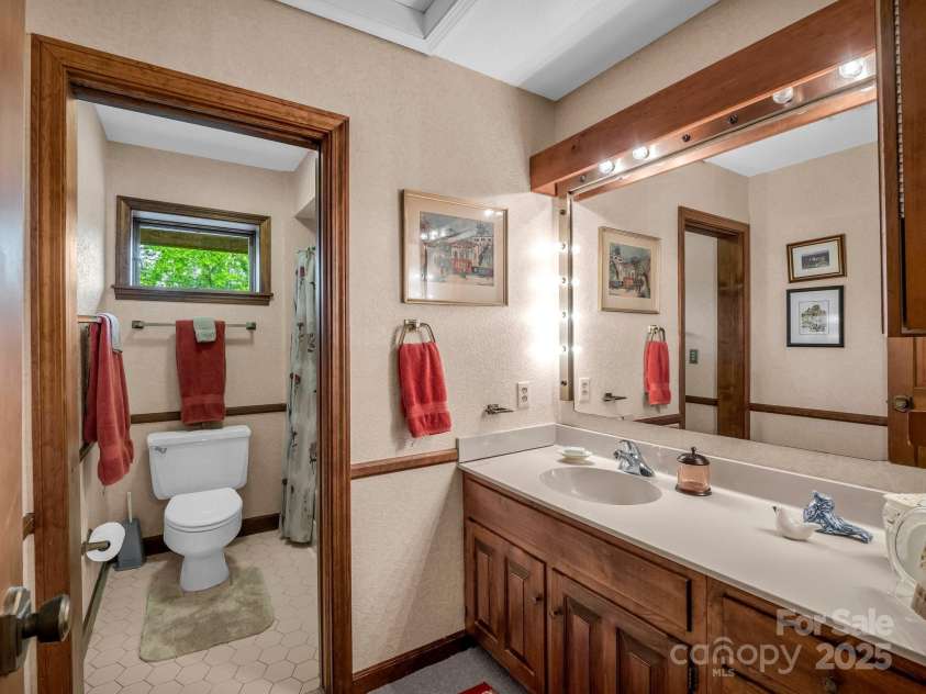 133 Pennwood Lane, Flat Rock, NC 28731.  MLS# CAR4268654, YatesRealty ID 19101. Upstairs Full Bath