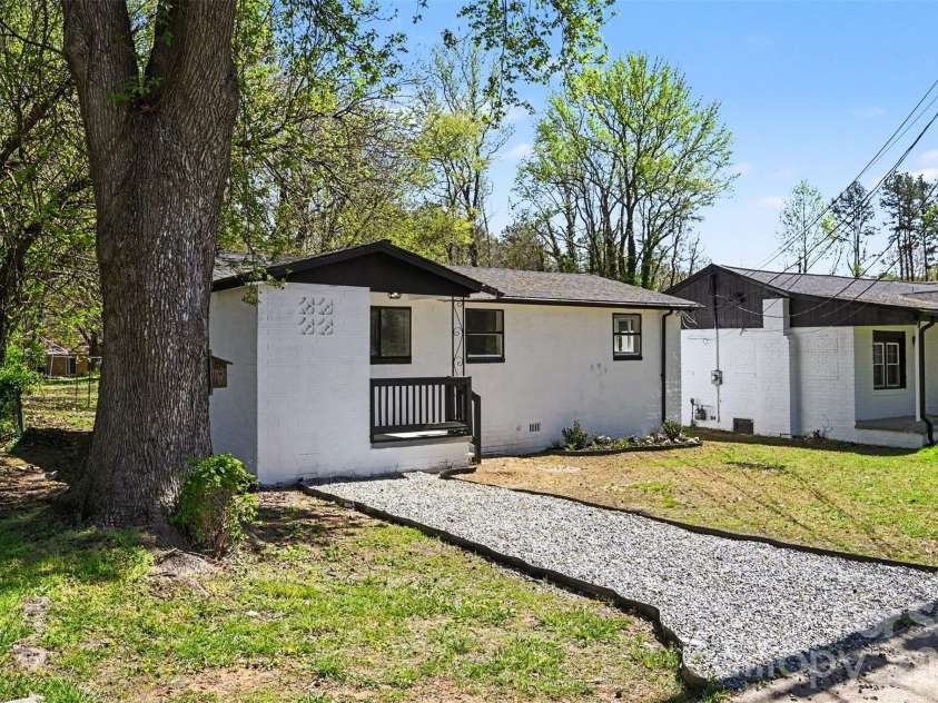 1210 Grady Street, Salisbury, NC 28144.  MLS# CAR4362378, YatesRealty ID 19103. Front Driveway