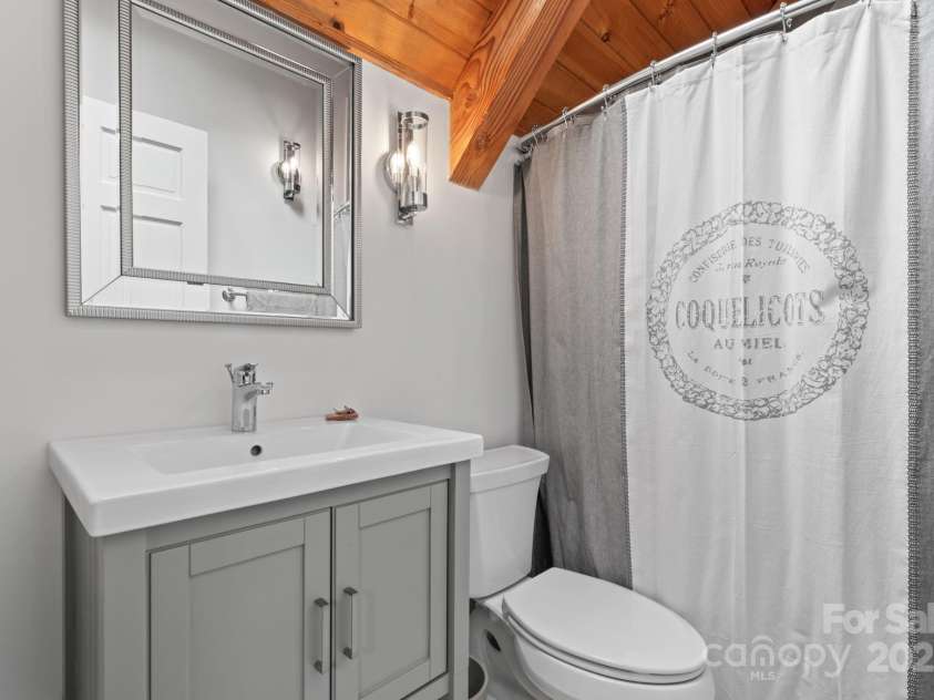 891 Crescent Trail, Highlands, NC 28741.  MLS# CAR4270133, YatesRealty ID 19103. Ensuite Guest Bath 2