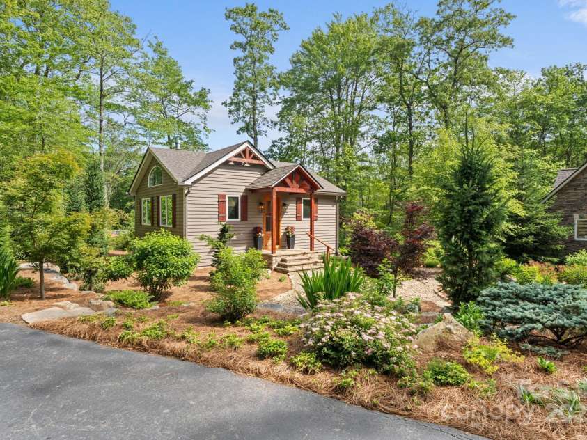 891 Crescent Trail, Highlands, NC 28741.  MLS# CAR4270133, YatesRealty ID 19103. Guest House